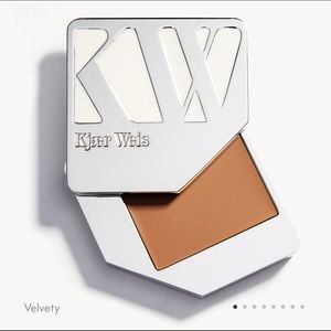 Kjaer Weis Iconic Cream Foundation in “Velvety”😍